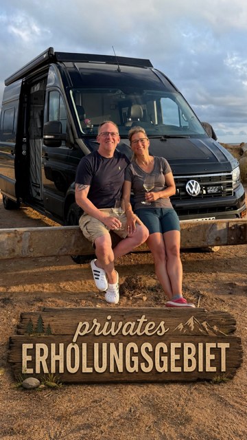 Ineke und Torsten vor dem Vorgänger: VW Crafter, Bj. 2018 (Schild digital ergänzt)