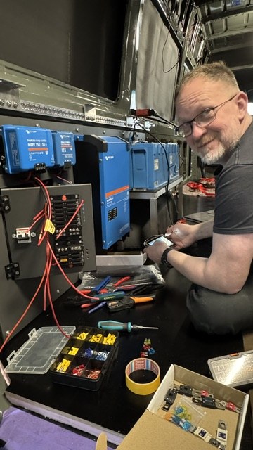 Torsten an der Bord-Elektrik
