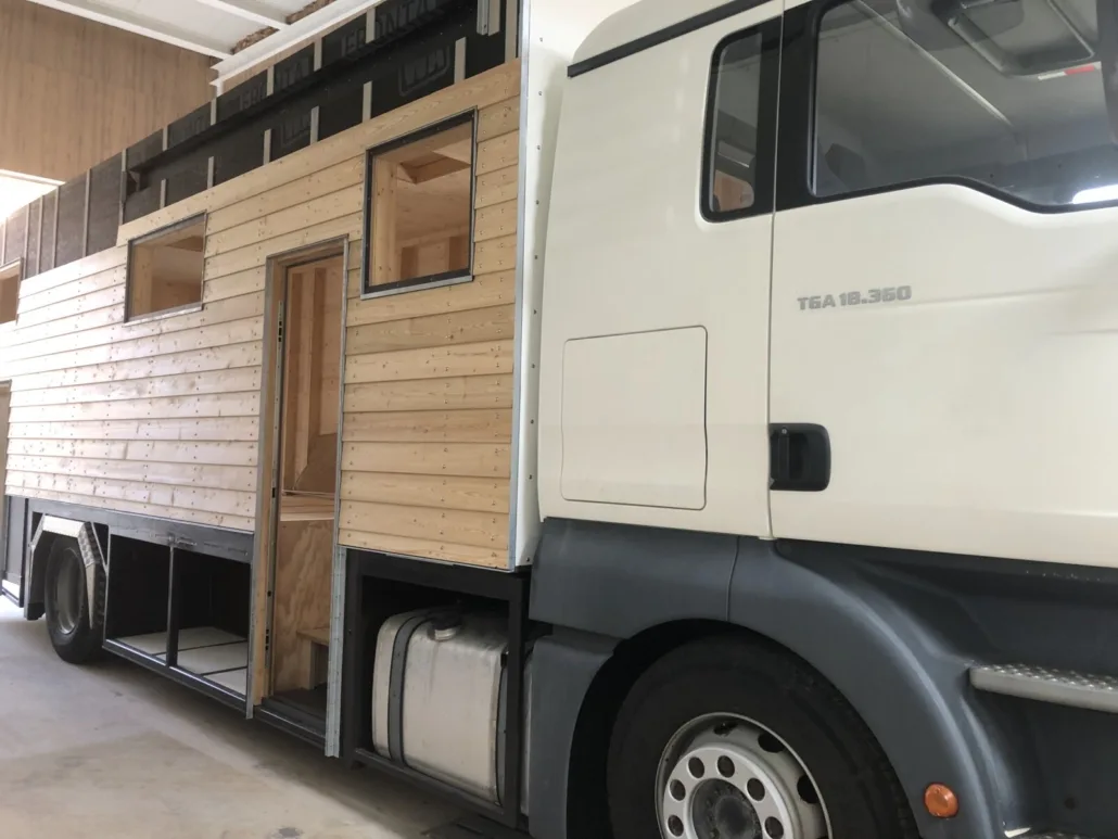 Holzschalung des Aufbaus mit Fenstern und Türöffnung