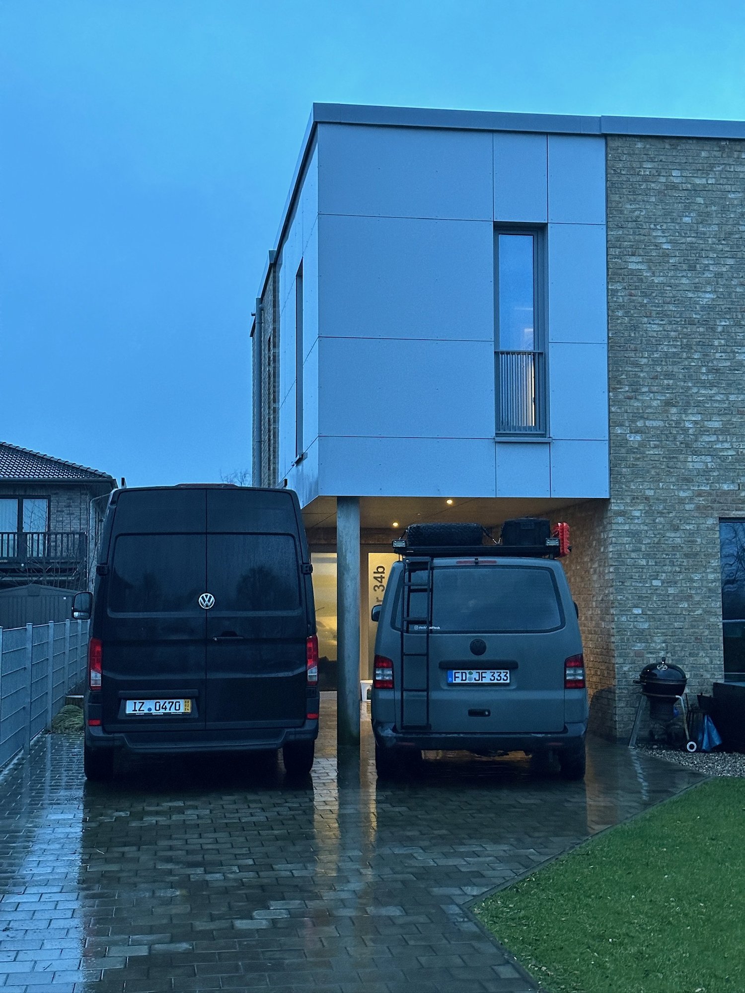 Alter und neuer Van nebeneinander: T5 trifft Crafter