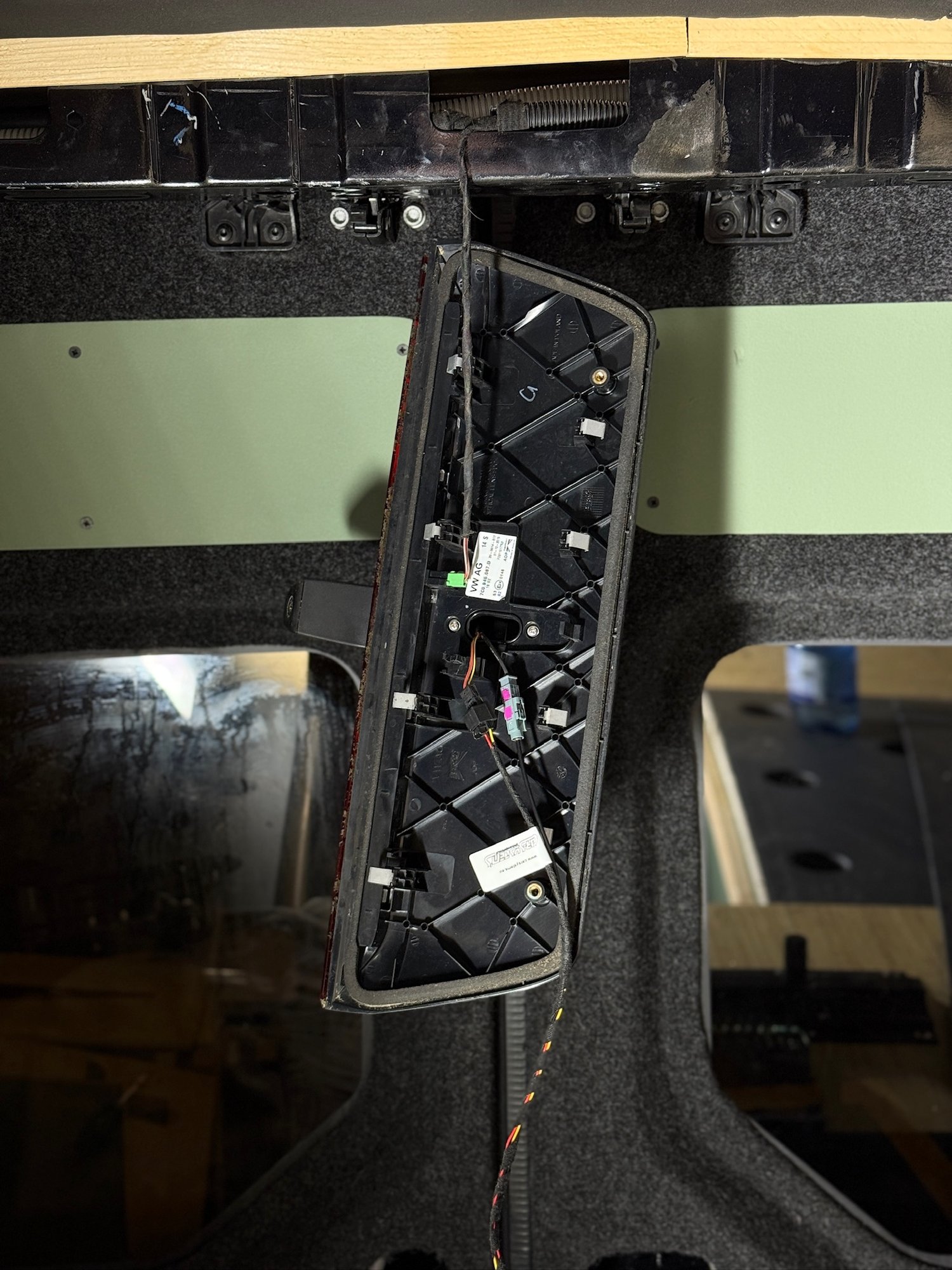 Ausgebaute Hecktürverkleidung: Kabel und Technik dahinter
