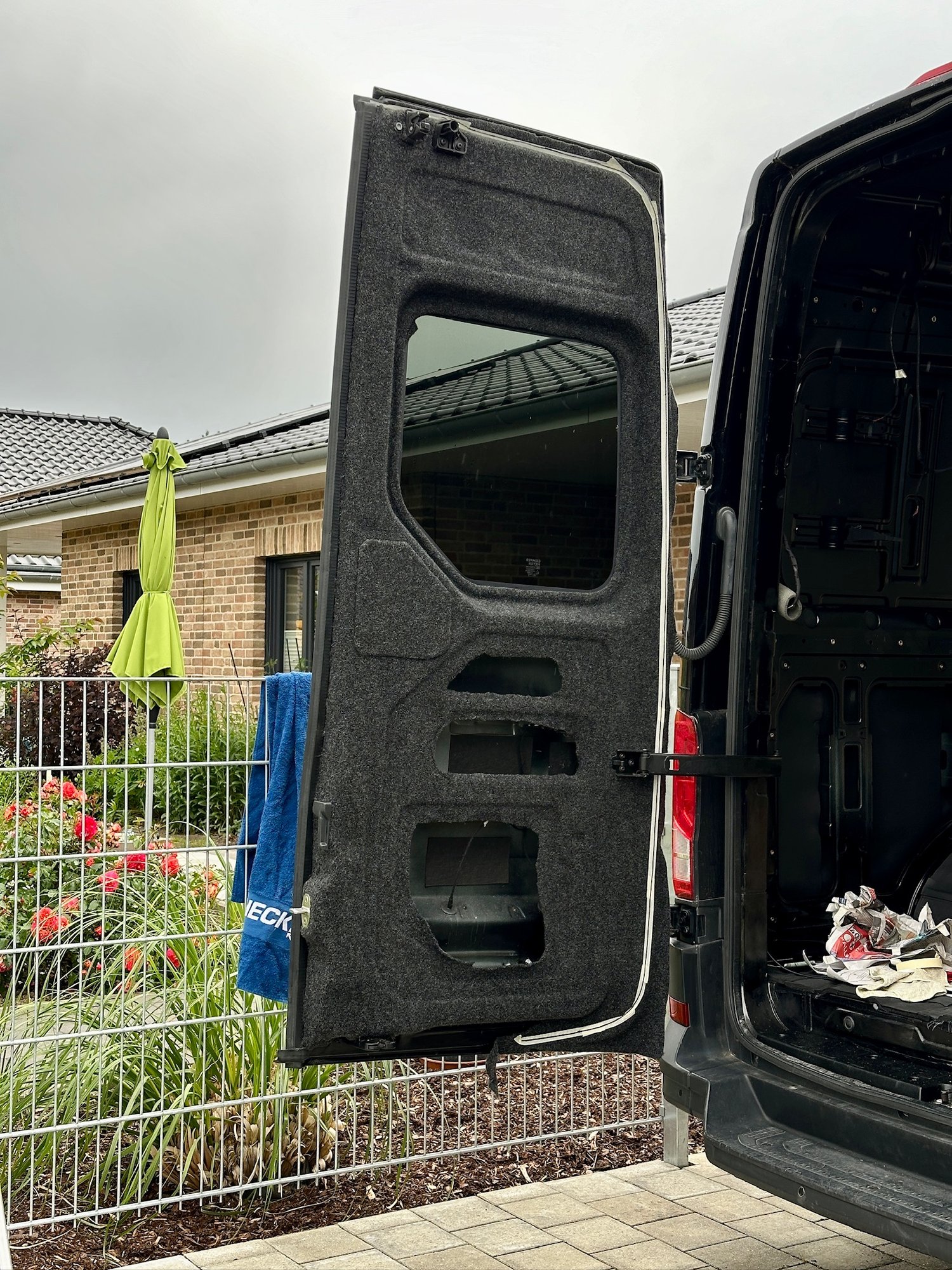 Verkleidung der Hecktür mit Fensterausschnitt