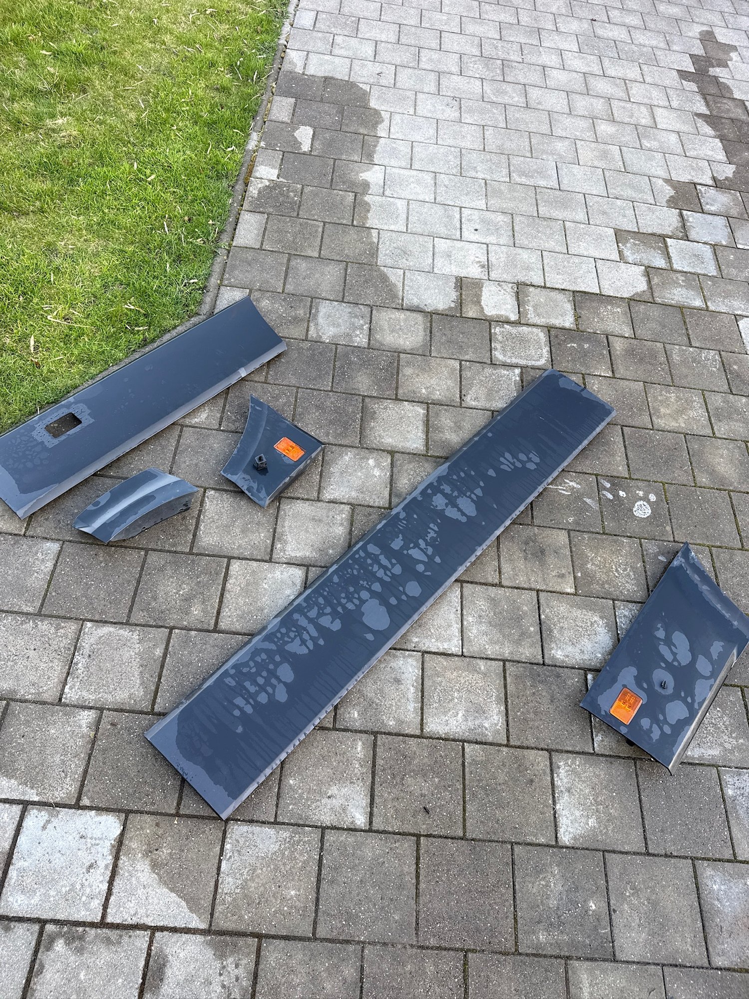 Ausgebaute Teile vor dem Aufbereiten