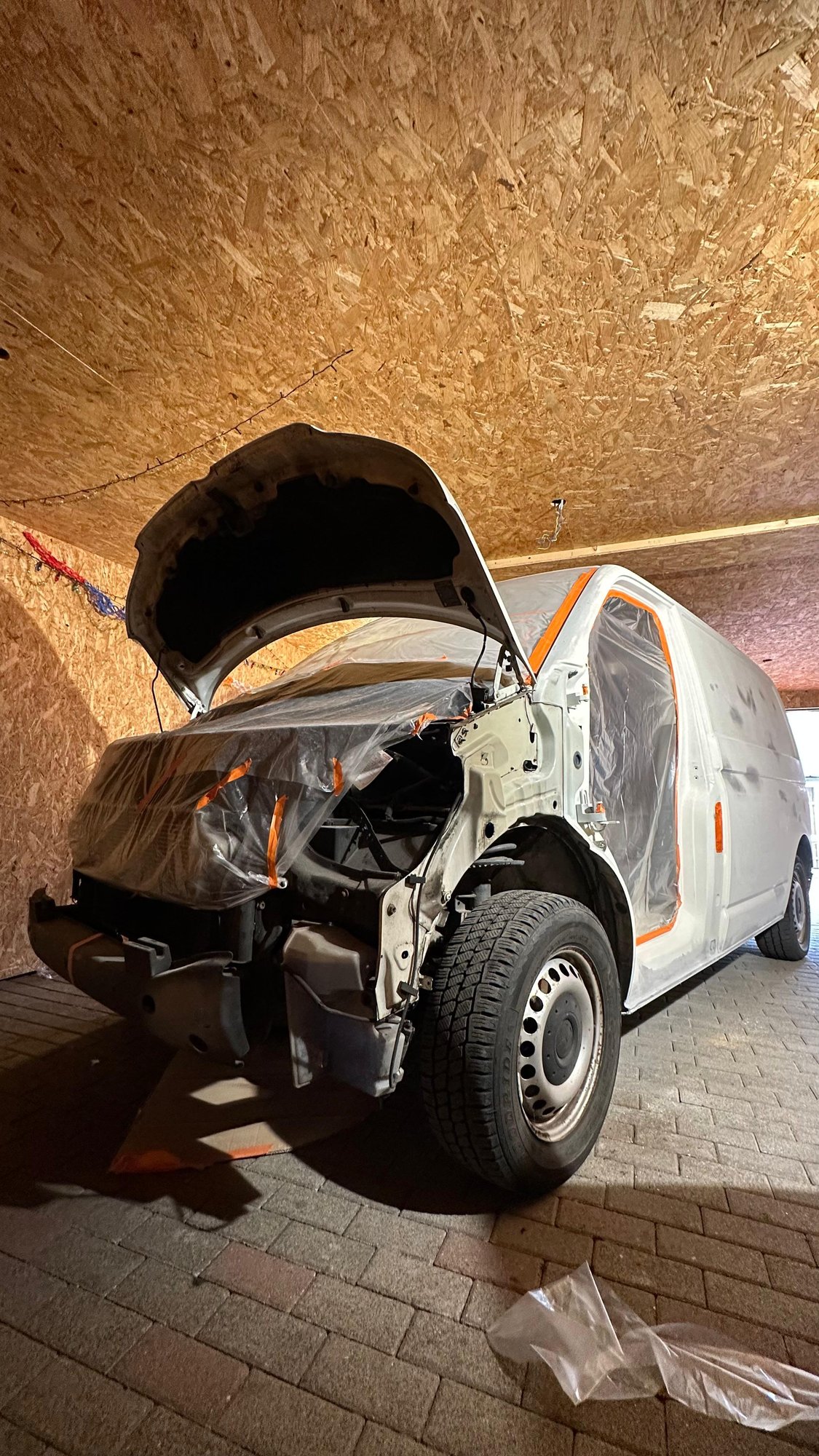 Der Motor kommt raus: Ausbau mit dem Motor-Kran im Carport