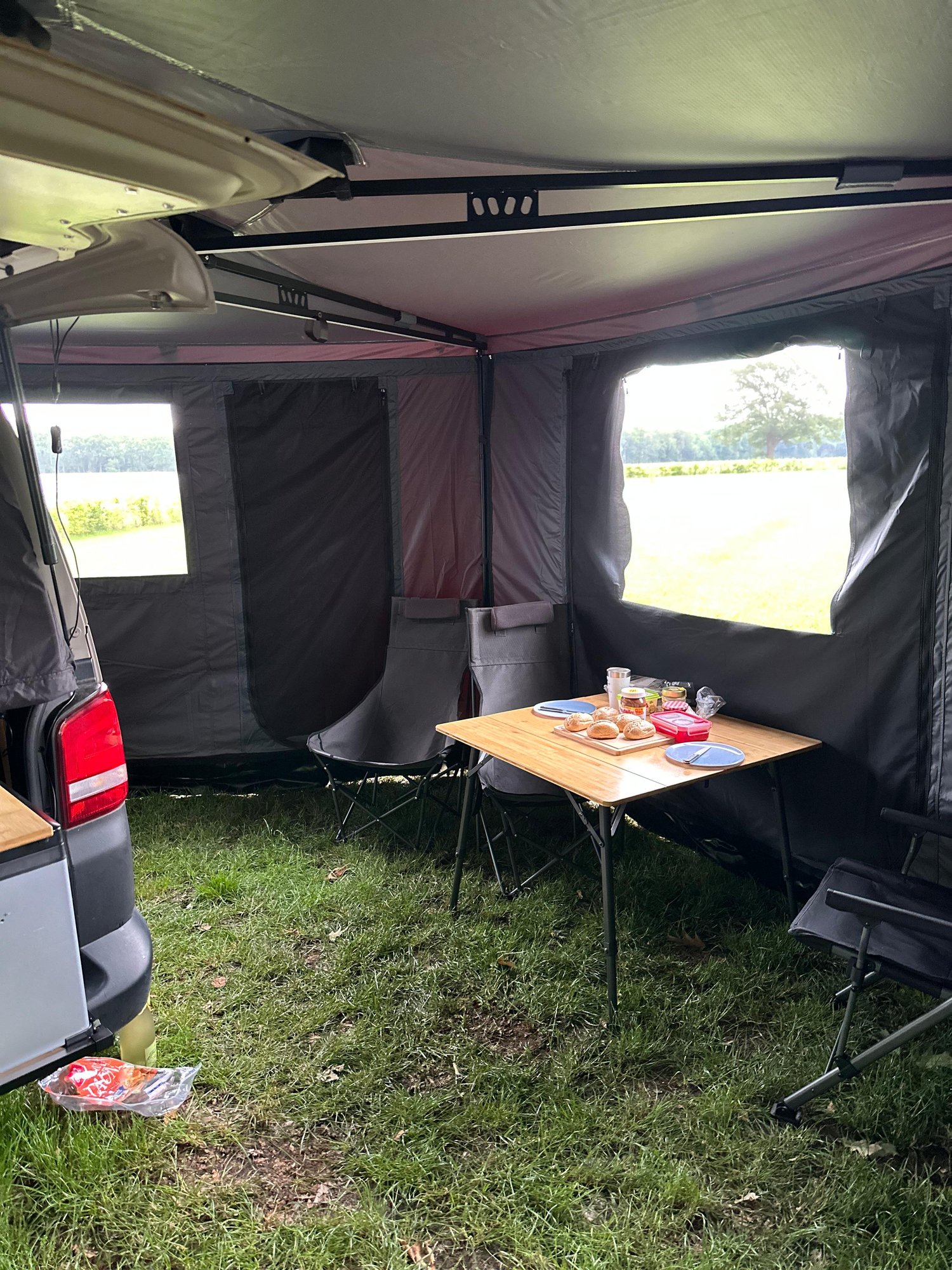 Der Blick nach draußen aus dem wetterfesten Wohnzimmer