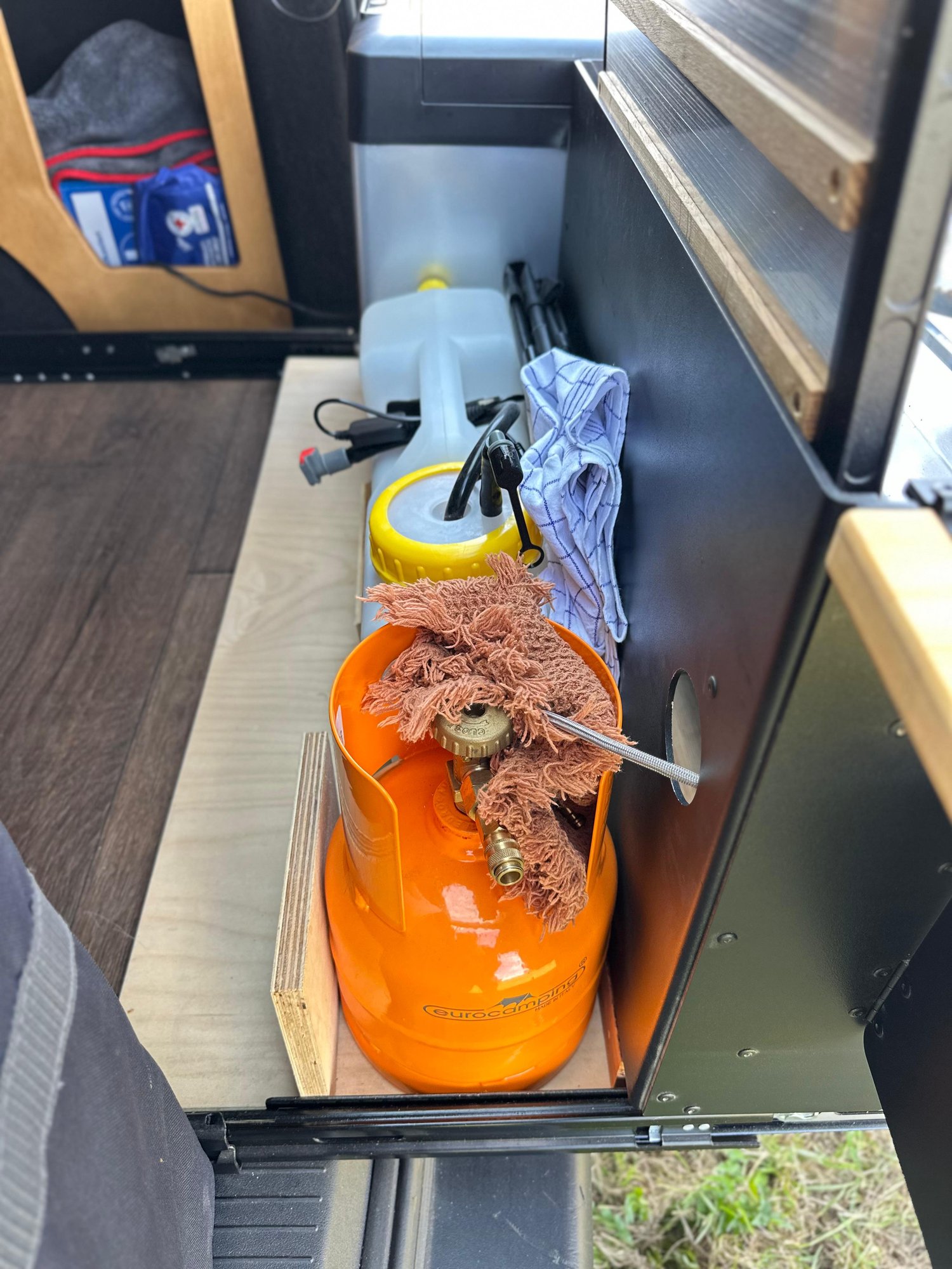 Der Heckbereich im Detail: Gasversorgung und Stauraum