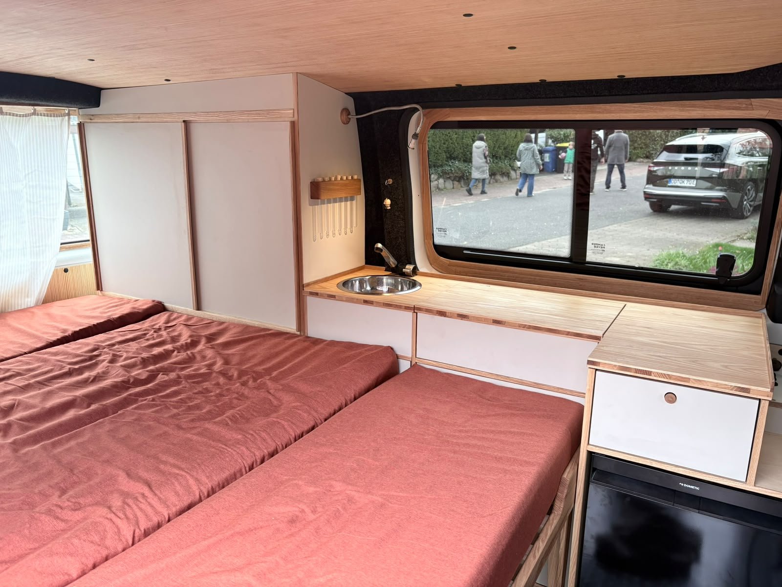 Das Bett im Heck: ausgezogen 200 × 130 cm Liegefläche