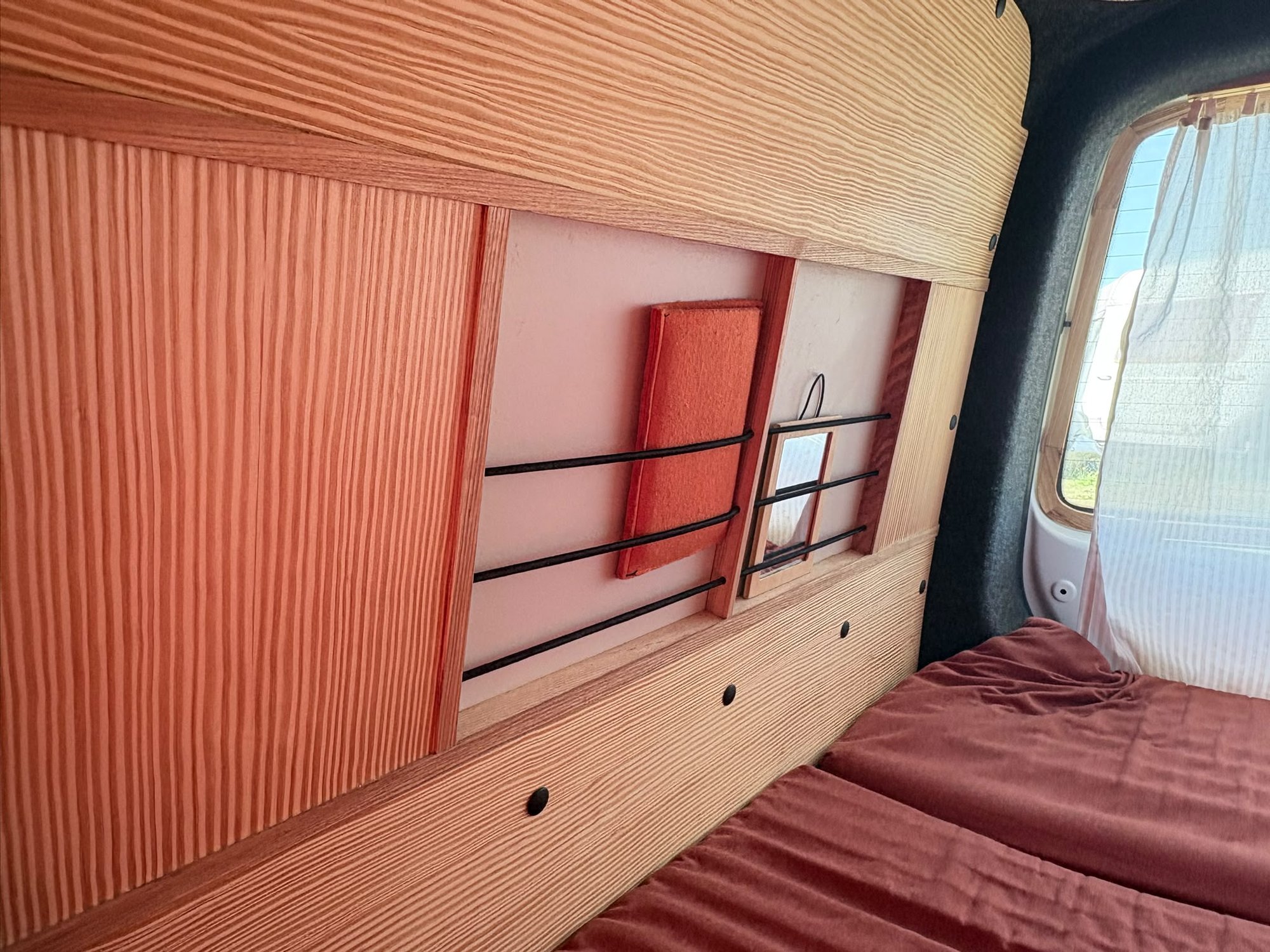 Regal und Fenstereinsatz: Birke, Esche und viel Handarbeit