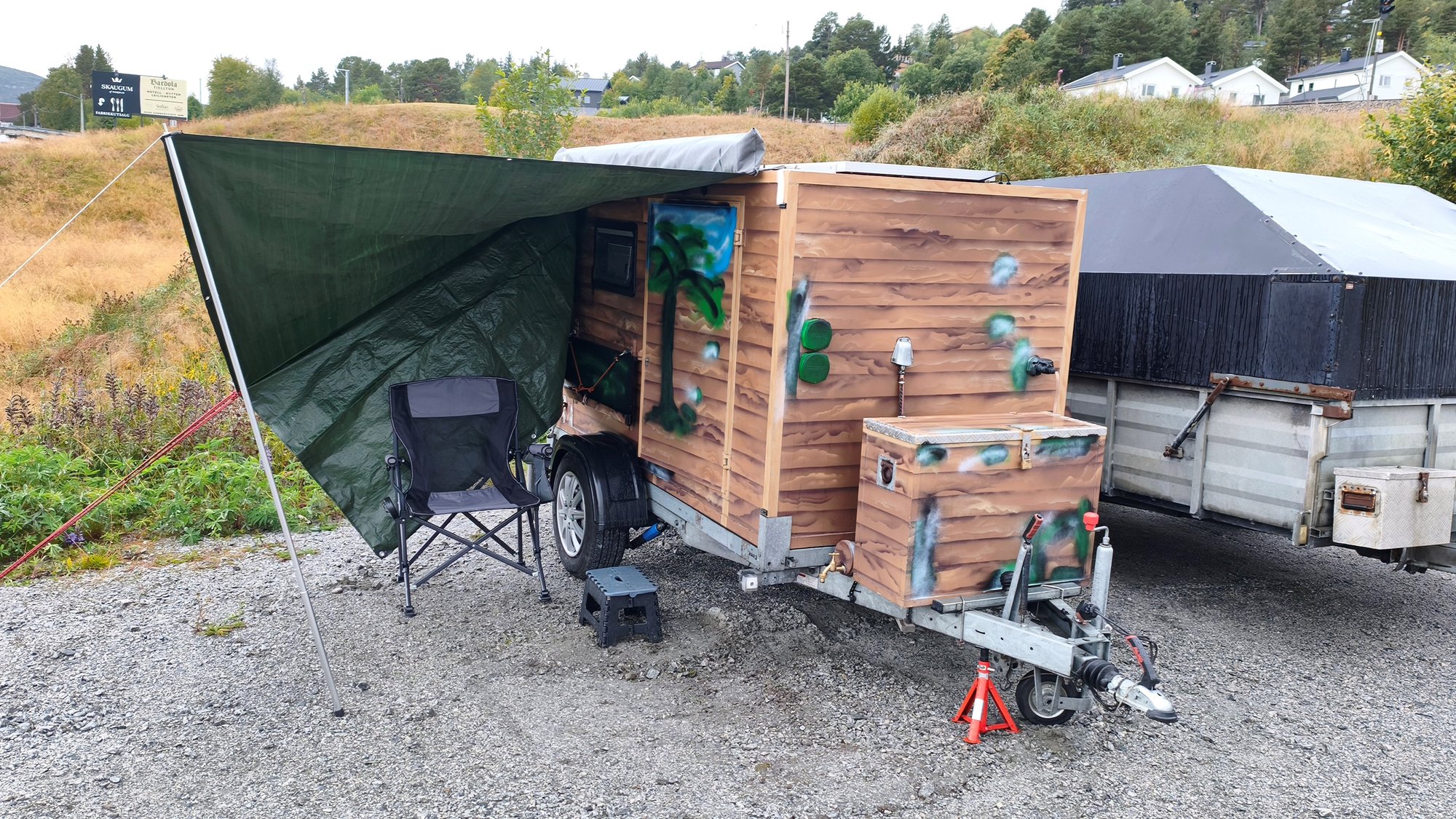 Wohnzimmer draußen: Tarp raus, Stuhl vor die Tür
