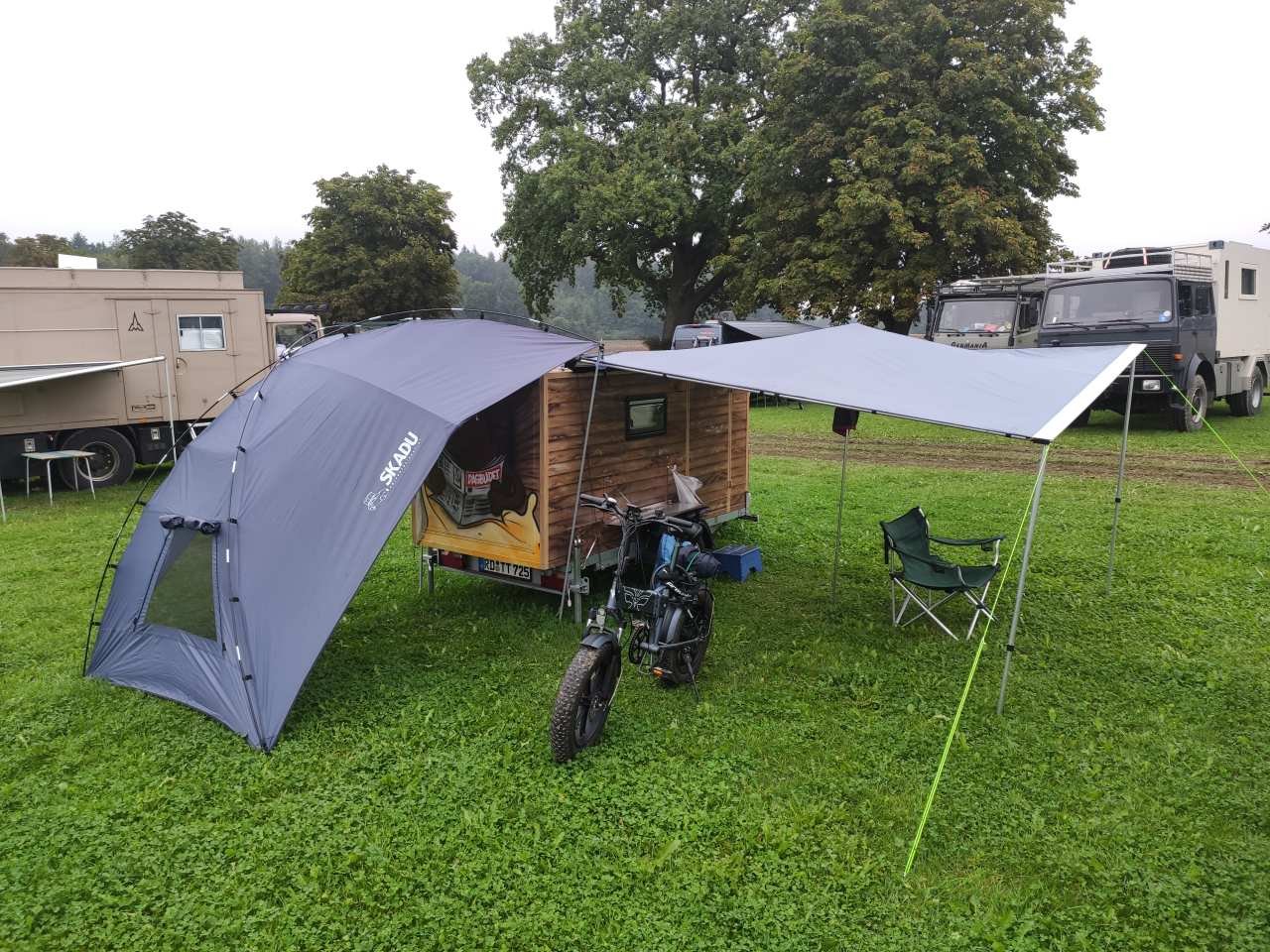 Die Wohnkiste im Camp: Tarp, Einhängezelt, Fatbike